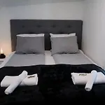 Elegant Penthouse Loft - Near The Airport Lejlighed
