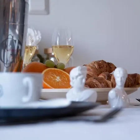 Elegant Penthouse Loft - Near The Airport Apartament